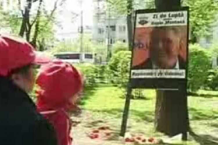 VIDEO - "Zi de lupta pentru Rosia Montana" la Cluj. Zeci de oameni au aruncat dupa Videanu cu rosii in Parcul "Lucian Blaga"
