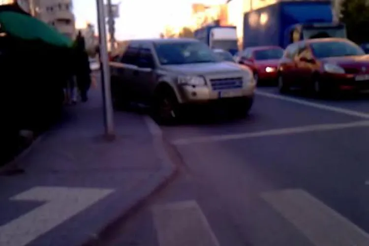 VIDEO - SMECHER de BUCURESTI in CLUJ! Un sofer a parcat pe trotuar pentru a cumpara fructe si le-a taiat "fata" celor care stateau la STOP