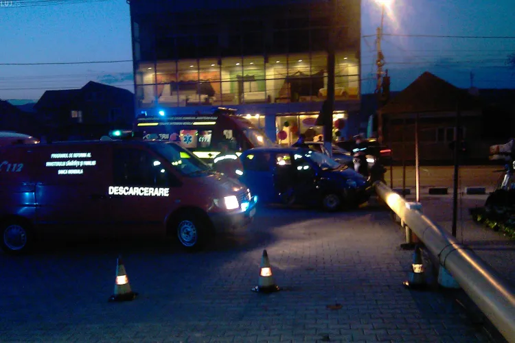 VIDEO - Accident in Floresti. Doua autoturisme au fost avariate si o persoana a suferit leziuni la cap 