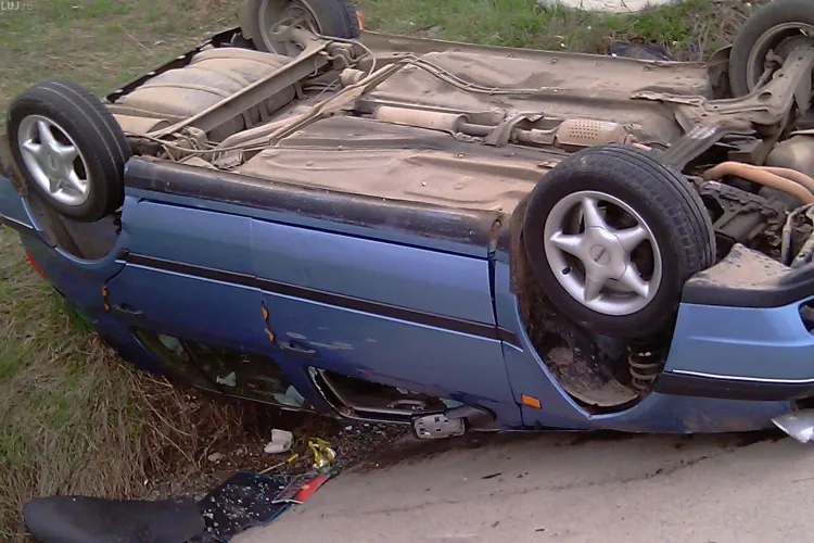 Accident spectaculos in Capusu Mare. Un sofer a zburat 10 metri prin aer si a aterizat intr-un sant - VIDEO si FOTO