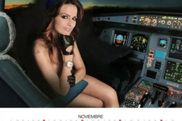 Protest inedit : stewardesele Air Comet pozeaza nud pentru ca nu au fost platite de noua luni - VIDEO