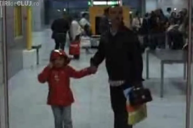 Cei 150 de clujeni blocati pe aeroportul din Egipt au revenit la Cluj in jurul orei 6.30 - Imagini VIDEO de la aterizarea turistilor la Cluj-Napoca