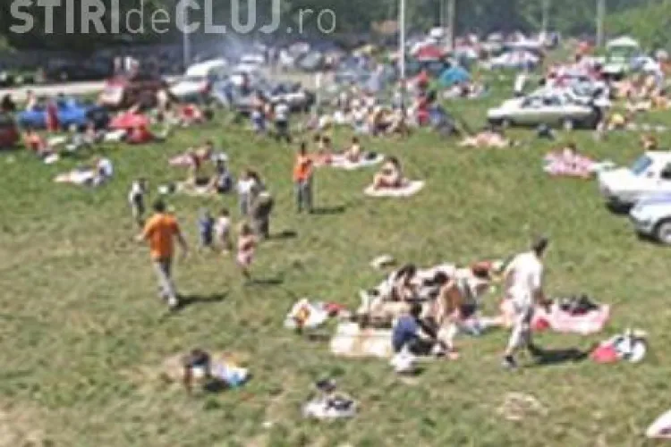 1 Mai cu defilari si traditionalele gratare, mostenite inca de pe vremea lui Ceausescu