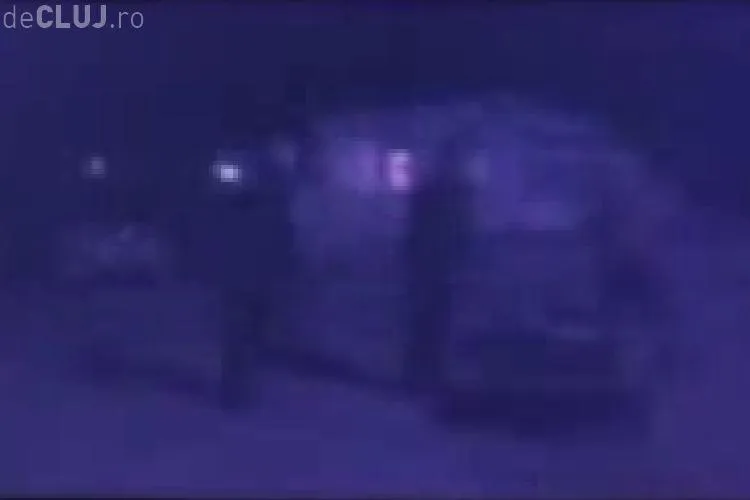 VIDEO - Seful de post din comuna Calarasi, de langa Turda, este acuzat ca a lovit o persoana cu handicap si i-a injurat ca la usa cortului pe localnici