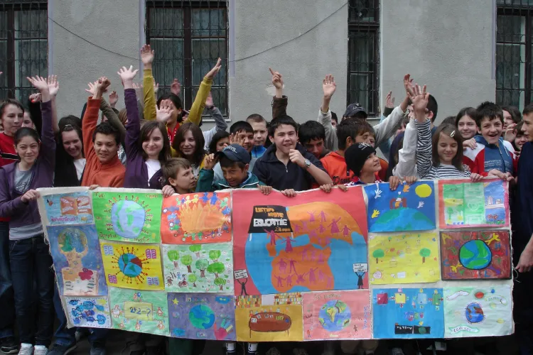 450 de elevi din Cluj si cateva milioane din toata lumea vor incerca astazi sa isi doboare propriul record mondial