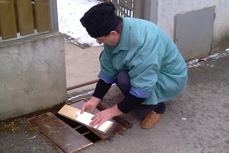 Atentie pe unde calcati! Capacele de canal de pe mai multe strazi din Cluj-Napoca au fost furate 