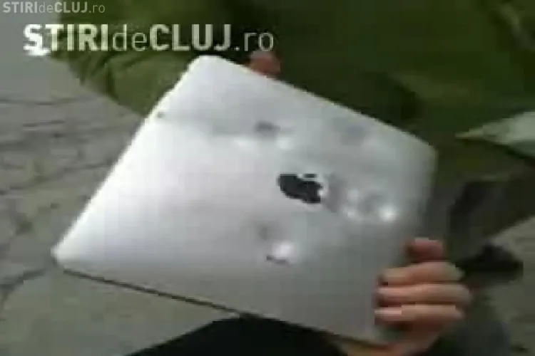 S-au filmat in timp ce au distrus un iPad cu bata de baseball - VIDEO