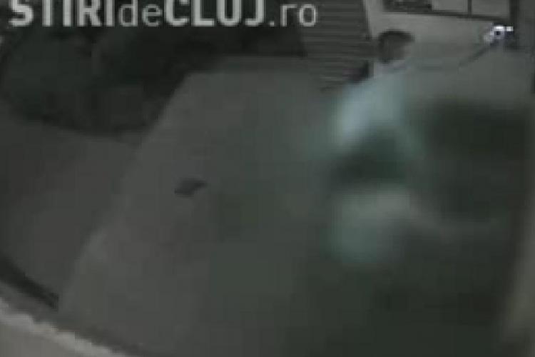 Un barbat din Targoviste a fost filmat in timp ce isi batea fosta iubita - VIDEO