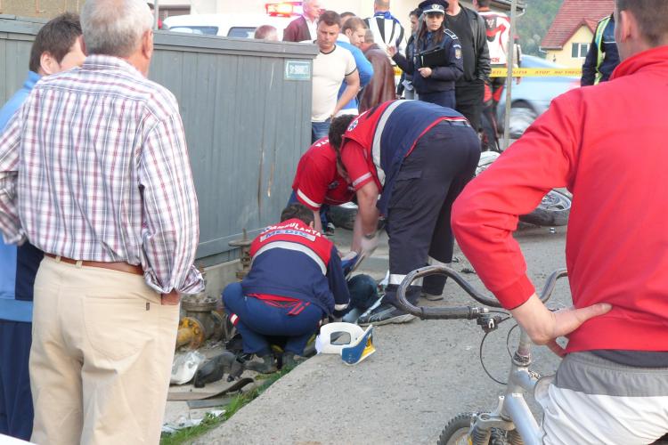 Accident grav la Gilau. Un motociclist fara permis a fost acrosat de o Dacie si a fost ranit grav - Galerie FOTO