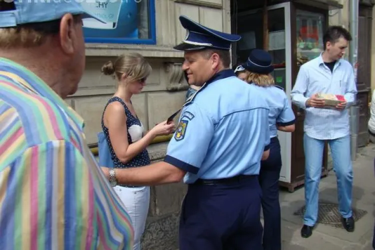 Politistii clujeni previn furtul din buzunare impartind pliante