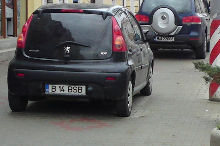 Parcatul masinilor pe trotuar este "sport national" la Cluj si pentru prefectul Florin Stamatian -  Galerie FOTO