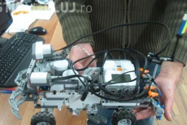 Elevii clujeni au luat locul doi la concursul "InfoMatrix" cu un robot similar celui folosit de SRI
