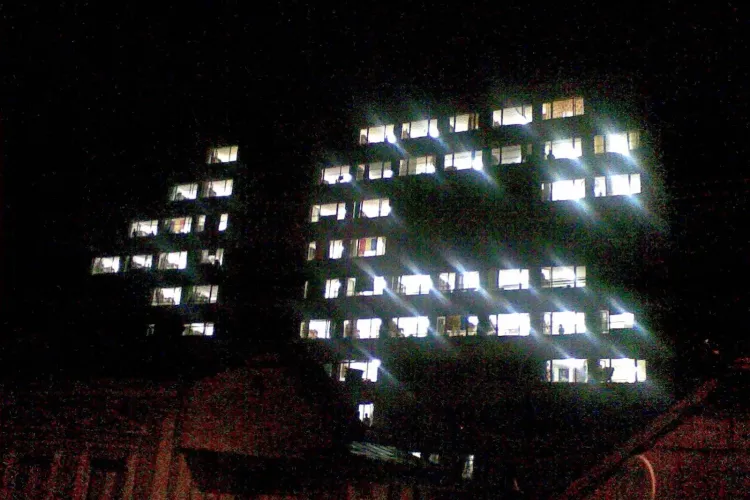 Solidaritate studenteasca! Au scris 16 cu luminile de la camere pe caminul din campusul Hasdeu, in care a murit studenta Luminita Popa