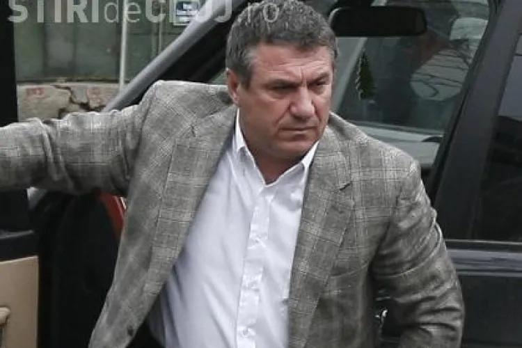 Impresarul Victor Becali isi face dreptate cu pumnul si injura ca la usa cortului un alt sofer - VIDEO