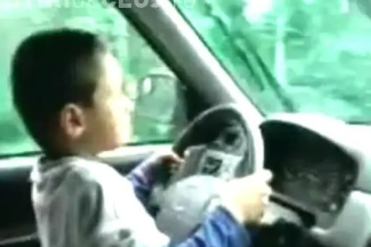 La 13 ani, un minor din Cluj-Napoca a furat cheile de la masina parintilor si a produs un accident usor