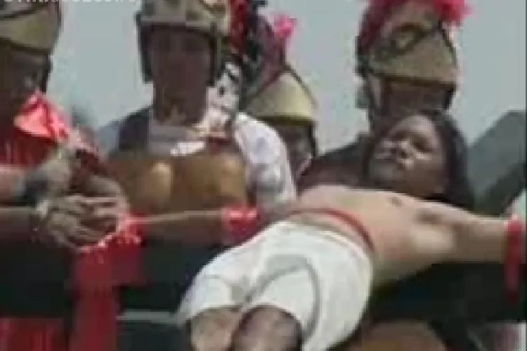 Barbati biciuiti si crucificati in Vinerea Mare