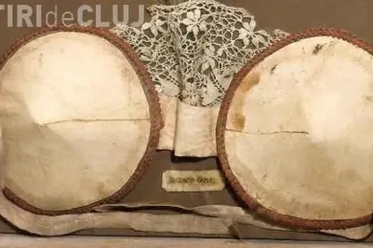 Cel mai vechi sutien push-up dateaza din 1.800 - FOTO