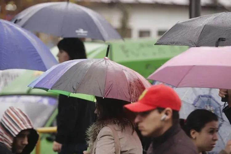 Ploile au pus stapanire pe toata tara si vremea se va pastra asa timp de cateva zile - Prognoza METEO pe urmatoarele trei zile