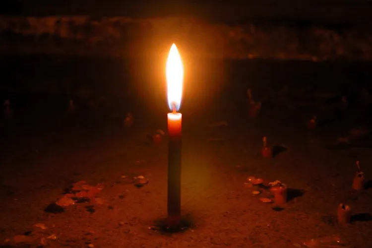 500 de tineri s-au adunat azi noapte in fata caminului 16, unde a murit studenta Luminita Popa, dupa ce a cazut in casa liftului- VIDEO