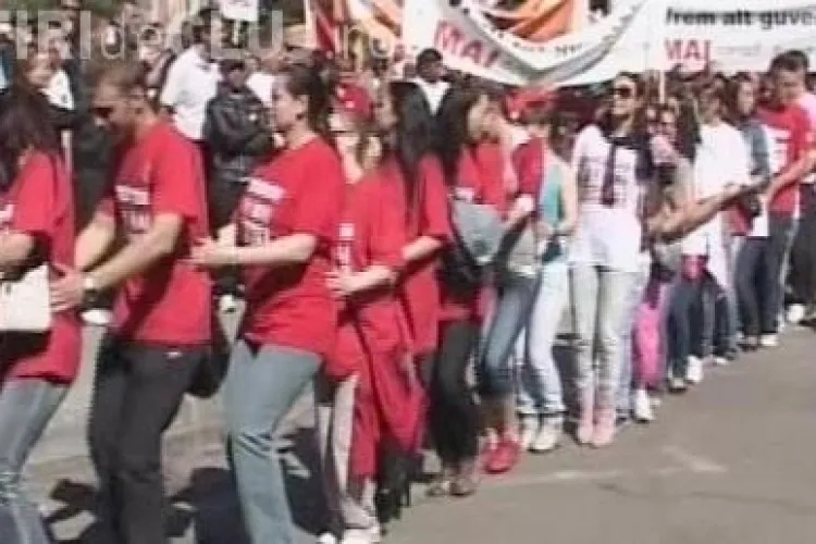 VIDEO - Pesedistii i-au cantat lui Emil Boc: "Un pinguin conduce o tara/ In faliment cate-un pic, pic, pic"