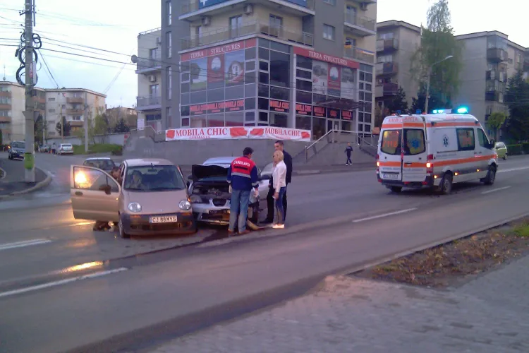 Accident pe strada Observatorului. Doua masini au fost avariate si soferii au primit ingrijiri medicale