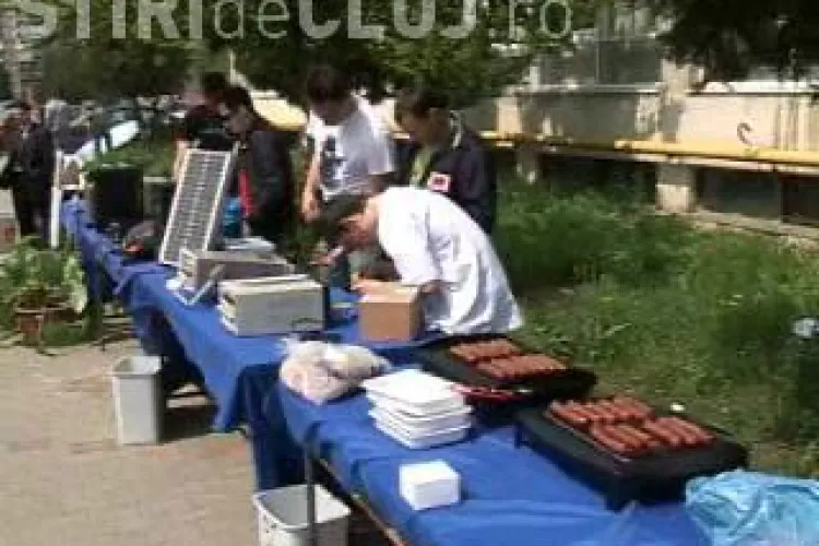 Mititei si cartofi prajiti gatiti de studenti la antena parabolica, in stil "eco" - Galerie FOTO