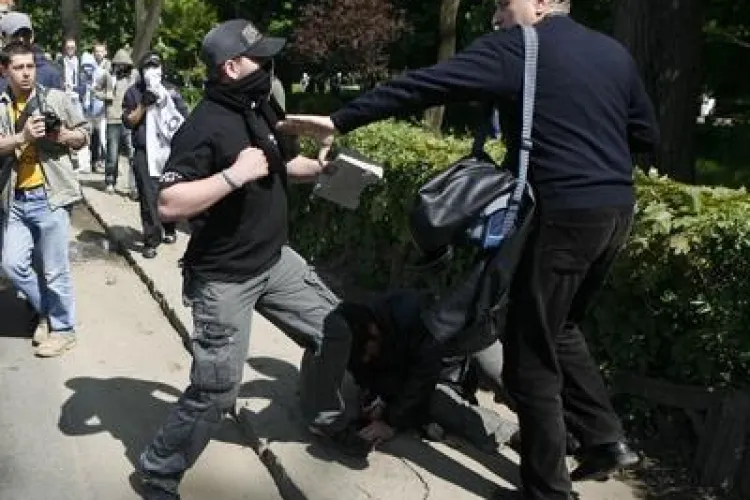 Dezvaluire in dosarul ultrasilor U Cluj! Detinutii din arestul IPJ Cluj aveau telefoane si comandau furturile unor masini de lux