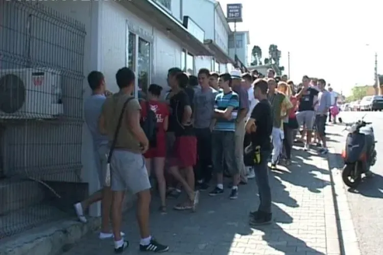 Coada la bilete pentru meciul Steaua - Schalke 04! Vezi ce cred suporterii despre preturile biletelor VIDEO