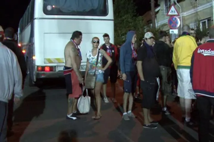 Starul porno, Alina Plugaru, i-a insotit pe suporterii Stelei la Cluj-Napoca VIDEO