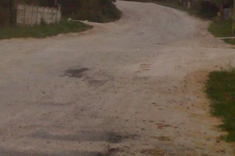 Drumul judetean 150 care trece prin Frata, "carpit" de Consiliul Judetean Cluj si RAADPP Cluj FOTO