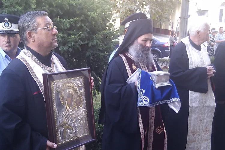 Moastele de la Muntele Athos au ajuns la Cluj-Napoca! Sute de credinciosi le-au asteptat VIDEO si FOTO