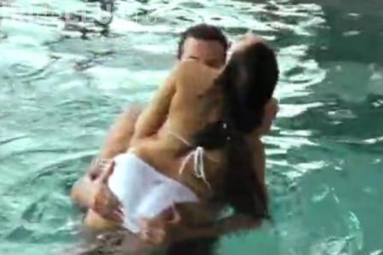 Kim Kardashian isi face de cap in piscina VIDEO
