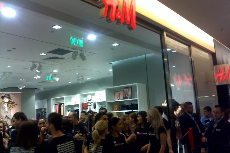 H&M s-a deschis in Iulius Mall Cluj! Sute de clujeni au asteptat 3 ore sa fie taiata panglica VIDEO si FOTO