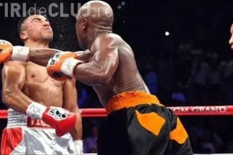 Floyd Mayweather Jr. l-a facut KO pe Ortiz, lovind ca un las VEZI VIDEO