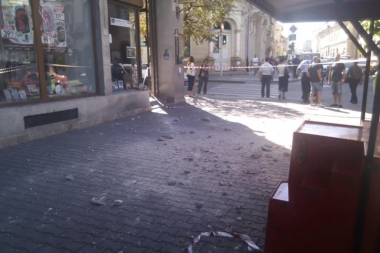 Trei copii au fost raniti langa Libraria Universitatii din Cluj-Napoca! Mai multe bucati de tencuiala au cazut peste ei VIDEO