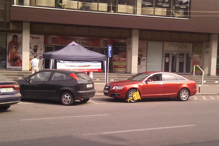 Smecheri de Cluj! Au parcat in "usa" magazinului Central si s-au ales cu rotile blocate FOTO