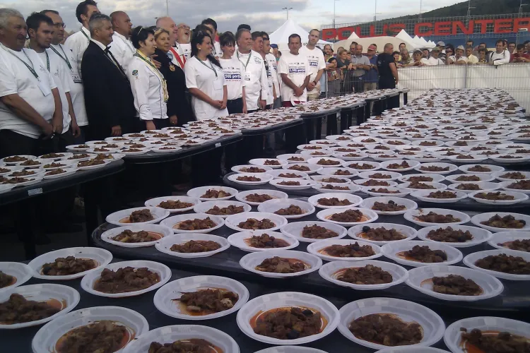 Record mondial gastronomic doborat la Cluj! Vezi cum arata 1.570 de portii de stifado FOTO si VIDEO