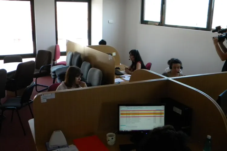 Somerii din Cluj primesc gratuit telefoane, pentru a putea fi sunati si chemati la lucru VIDEO