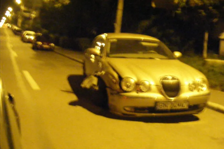 Jaguar de lux avariat, abandonat pe strada Dunarii, din cartierul Marasti FOTO