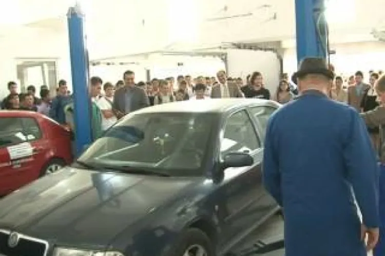 Masina Primariei Cluj-Napoca "analizata" in cel mai nou atelier scolar din Cluj: E forjata si pierde mult ulei VIDEO