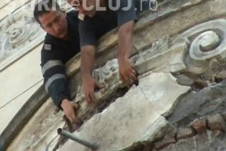 Cat de degradata este cladirea din Piata Unirii, unde trei copii au fost raniti de bucati mari de tencuiala VIDEO