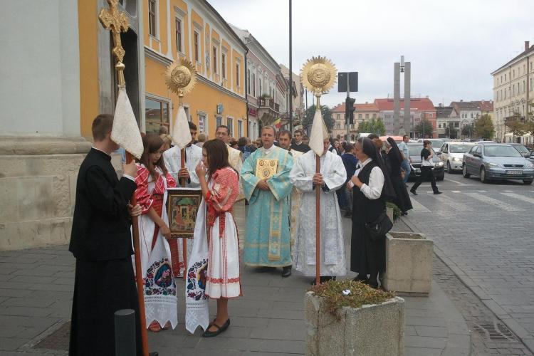 Procesiune greco-catolica prin centrul Clujului de sarbatoarea nasterii Fecioarei Maria FOTO