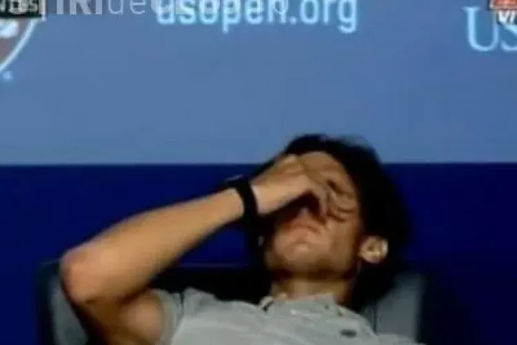 Rafael Nadal s-a prabusit in timpul unei conferinte de presa VIDEO