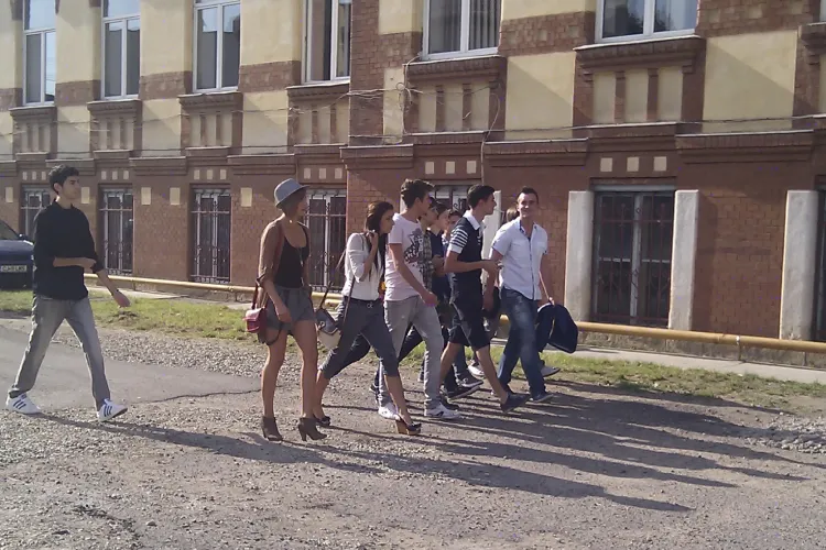 Parada modei la inceputul anului scolar! Tinerele de la Liceul Avram Iancu au venit imbracate ca la discoteca VIDEO si FOTO