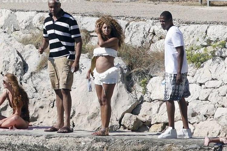 Beyonce e o mamica frumoasa foc! Vedeta si-a facut aparitia pe o plaja din Croatia FOTO