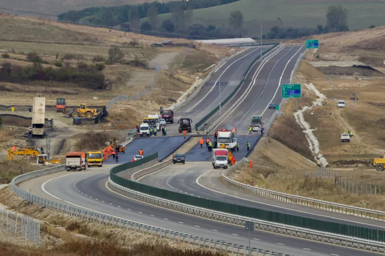 Mobilizare impresionantă pe Autostrada Transilvania! Peste 600 de muncitori și 500 de utilaje trag tare pentru finalizarea lucrărilor