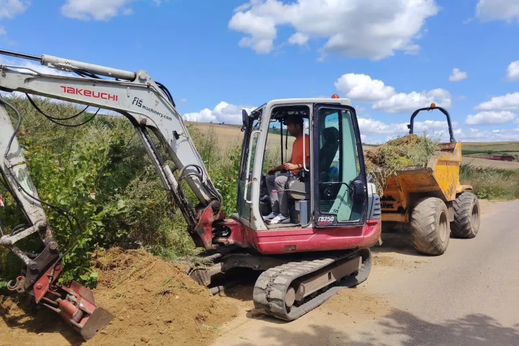 Un drum important pentru sute de șoferi clujeni urmează să fie refăcut: Se scapă de pietriș, noroi și vegetație pe toată lungimea de 8 kilometri