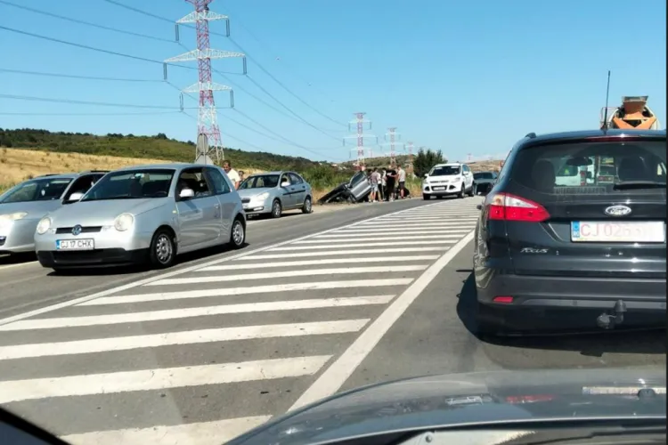 Accident grav acum între Cluj-Napoca și Apahida! Două fetițe de 10 ani, în stop cardio-respirator. O femeie și un băiețel de 6 ani, încarcerați