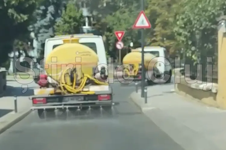 VIDEO. De ce se udă aceeași stradă în Cluj-Napoca cu două autospeciale una după alta? Explicația companiei: Se lucrează „în baterie”!