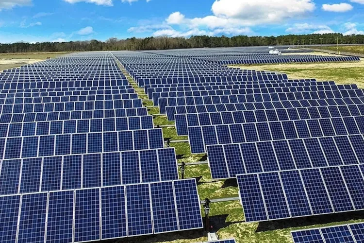 Panouri solare și baterii fără cu TVA 0? Propunerea care ajunge în Parlament la toamnă: 96.000 de sisteme noi pe an și 614 milioane de euro investiții